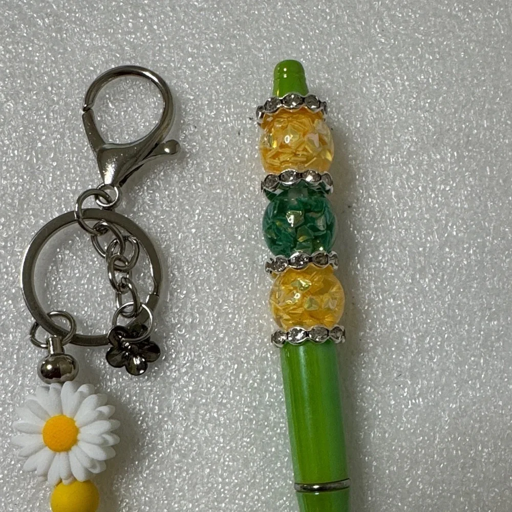🌼 Daisy Charm Keychain & Beaded Pen Set – 4 Refills Included!